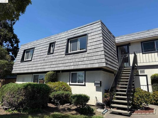 Exterior, Facade, Modern