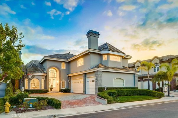 Attached, Exterior, Facade, Mediterranean