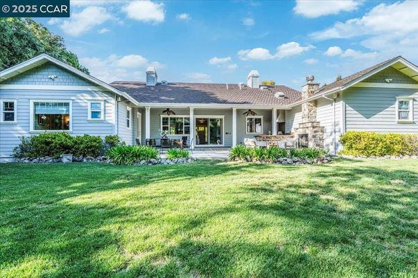 Backyard, Exterior, Facade, Ranch