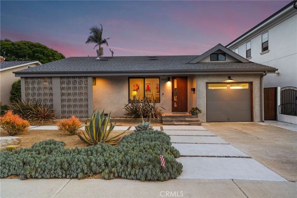Attached, Exterior, Facade, Ranch