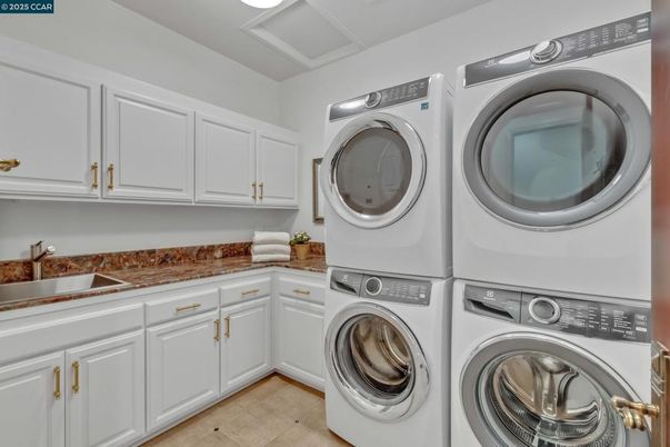 Interior, Washer, Wood Texture Flooring