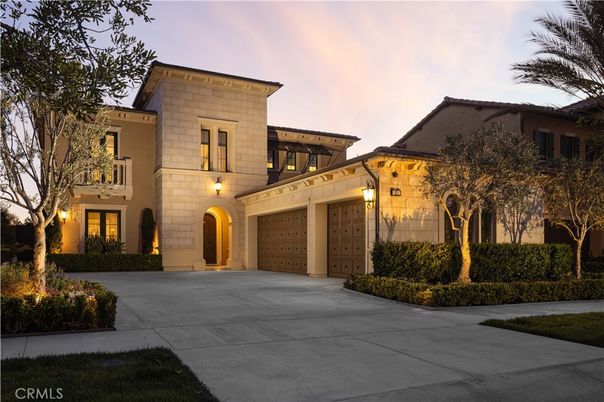 Attached, Exterior, Facade, Mediterranean