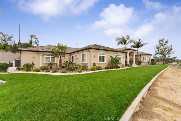 Backyard, Exterior, Facade, Ranch