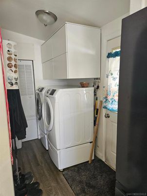 Interior, Washer, Wood Texture Flooring