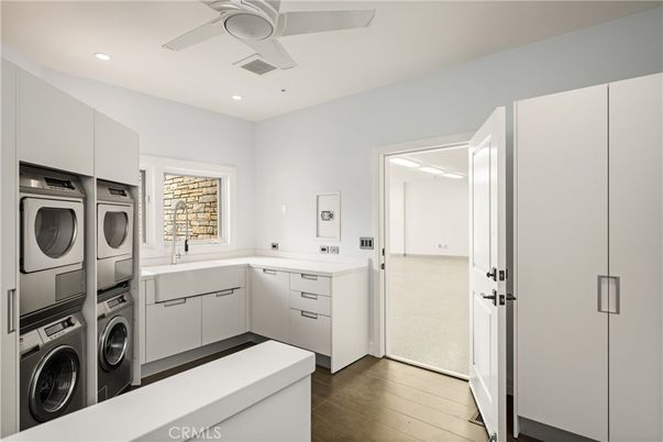 Interior, Recessed Lighting, Washer, Wood Texture Flooring