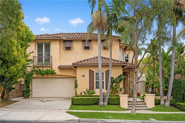 Attached, Exterior, Facade, Mediterranean