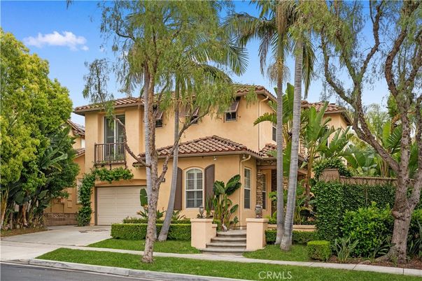 Attached, Exterior, Facade, Mediterranean
