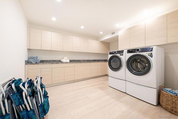 Interior, Recessed Lighting, Washer, Wood Texture Flooring