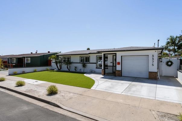 Attached, Exterior, Facade, Ranch