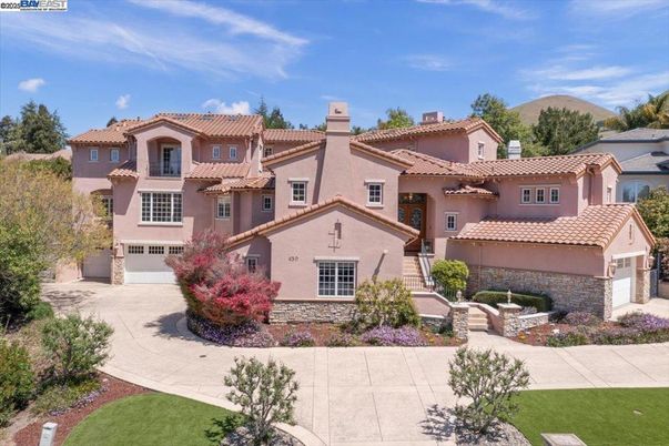 Attached, Exterior, Facade, Mediterranean