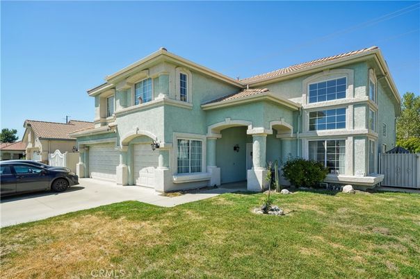 Attached, Exterior, Facade, Mediterranean