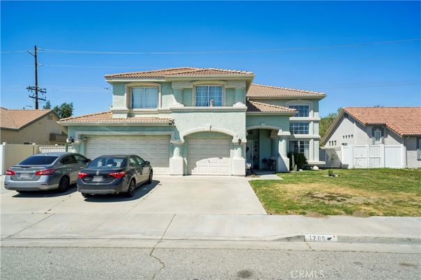 Attached, Exterior, Facade, Mediterranean