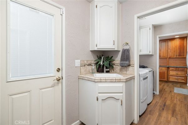 Interior, Washer, Wood Texture Flooring