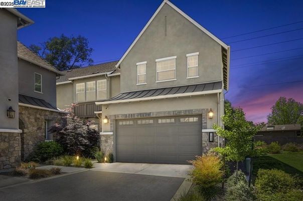 Attached, Exterior, Facade, American Craftsman