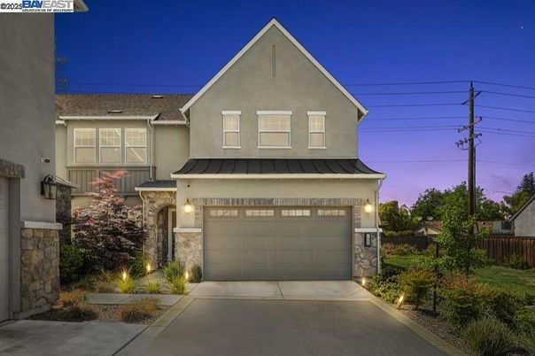 Attached, Exterior, Facade, Brick Traditional
