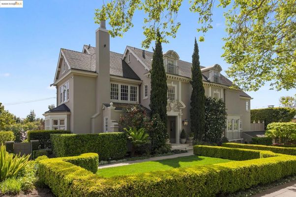 Backyard, Exterior, Facade, Queen Anne Victorian