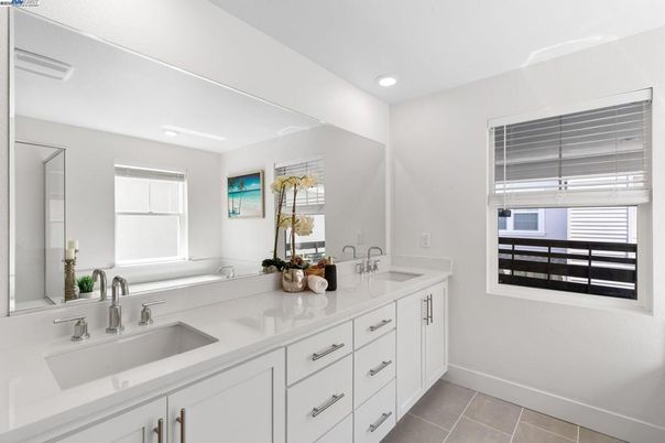 Bathroom, Dual Sink Vanities, Interior, Recessed Lighting