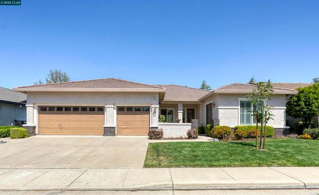 Attached, Exterior, Facade, Ranch