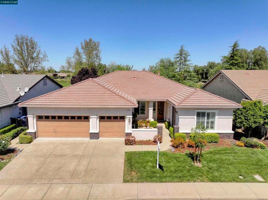 Attached, Exterior, Facade, Ranch
