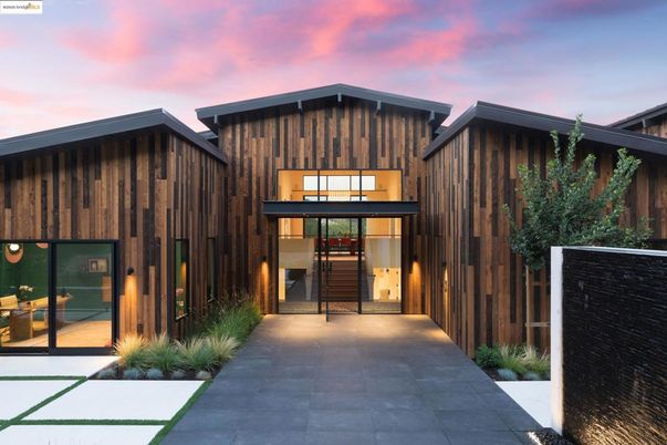 Exterior, Facade, Modern