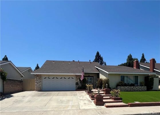 Attached, Exterior, Facade, Ranch