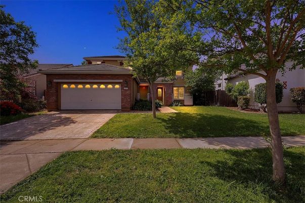 Attached, Backyard, Exterior, Facade, Brick Facade, Modern