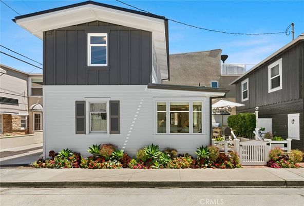 Exterior, Facade, Queen Anne Victorian