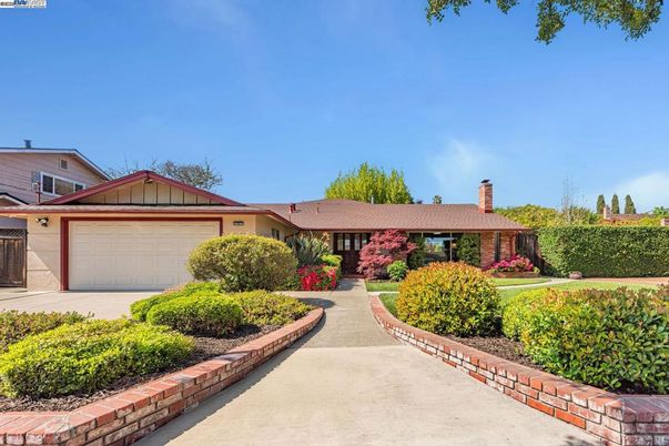 Attached, Exterior, Facade, Ranch