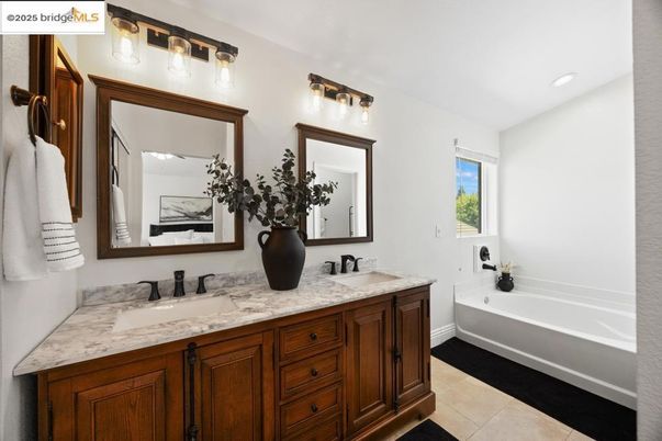 Bathroom, Dual Sink Vanities, Interior, Recessed Lighting