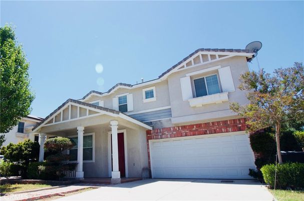 Attached, Exterior, Facade, American Craftsman
