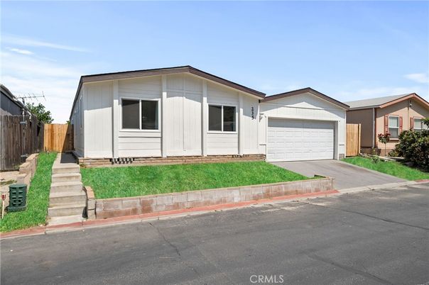 Attached, Exterior, Facade, Ranch