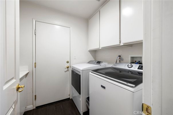 Interior, Washer, Wood Texture Flooring