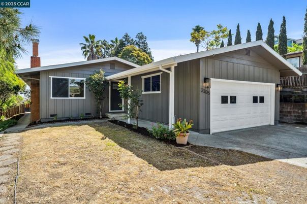 Attached, Exterior, Facade, Ranch