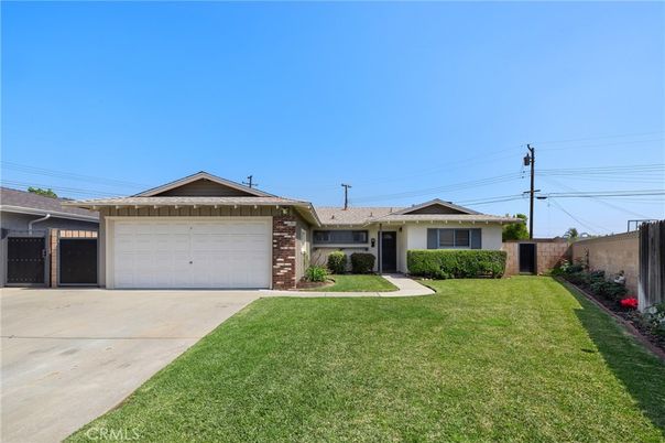 Attached, Backyard, Exterior, Facade, Brick Facade, Ranch