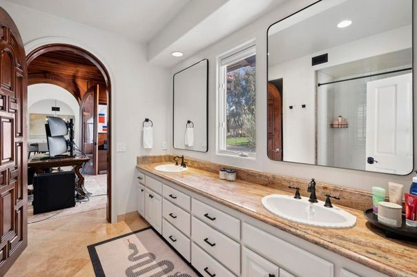 Bathroom, Dual Sink Vanities, Interior, Recessed Lighting