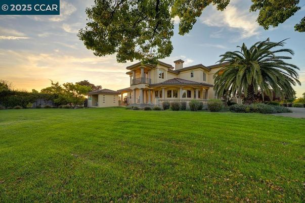 Backyard, Detached Garage, Exterior