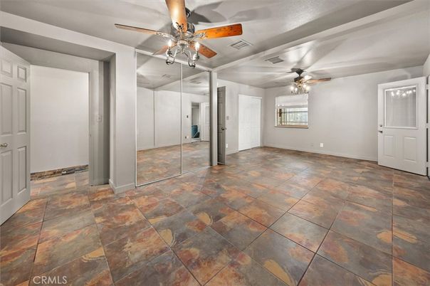 Empty room, Interior
