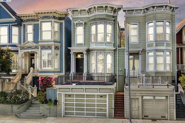 Attached, Exterior, Facade, Rowhouse
