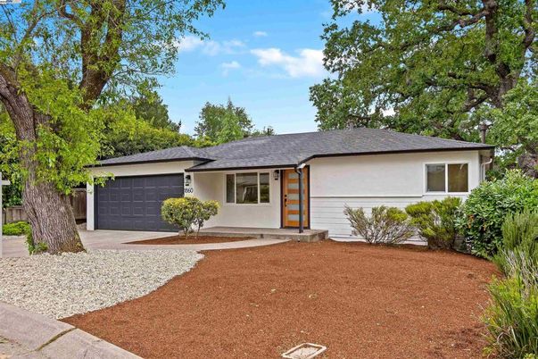Attached, Exterior, Facade, Ranch