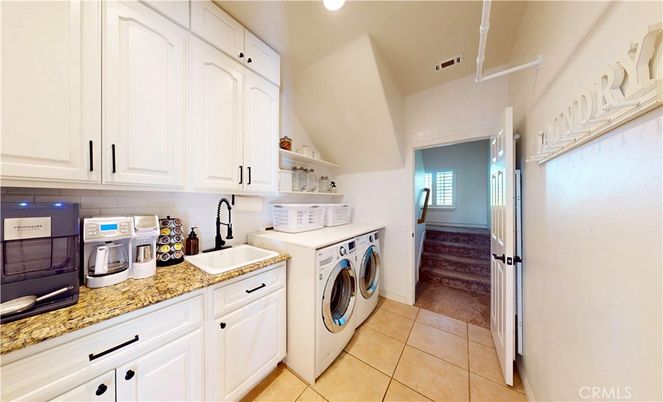 Interior, Recessed Lighting, Washer, Wood Texture Flooring