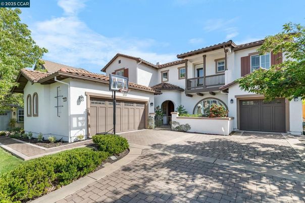 Attached, Exterior, Facade, Mediterranean