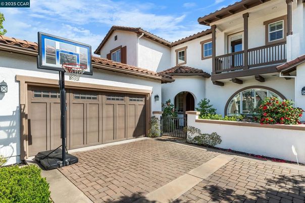 Attached, Exterior, Facade, Mediterranean