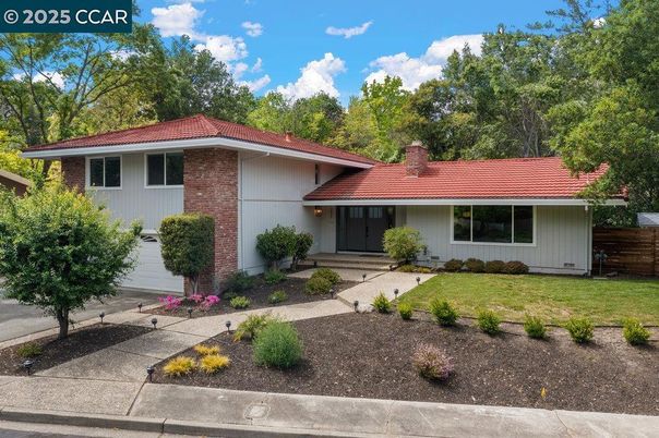 Exterior, Facade, Brick Facade, Ranch