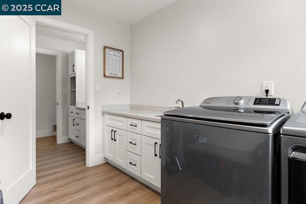 Interior, Washer, Wood Texture Flooring