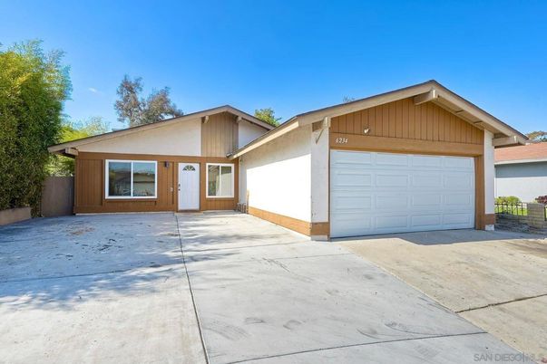Attached, Exterior, Facade, American Craftsman