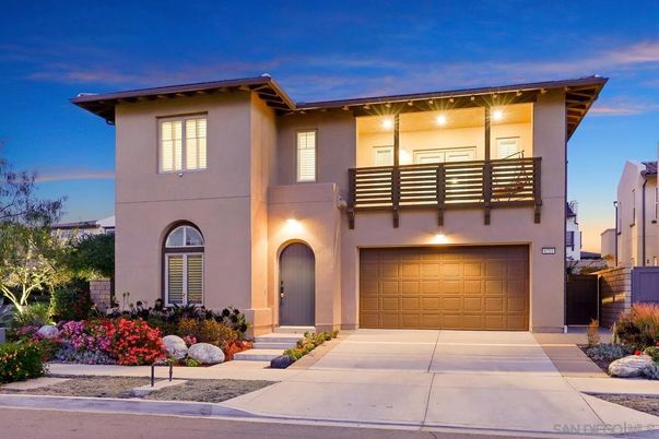 Attached, Exterior, Facade, Modern