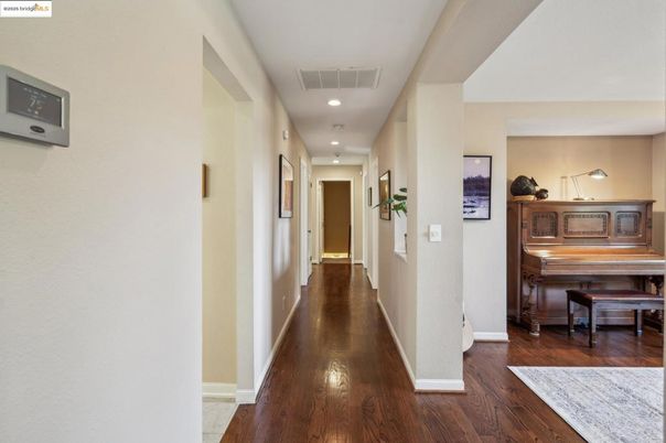 Interior, Piano, Recessed Lighting, Wood Texture Flooring