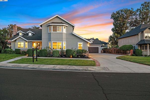 Attached, Exterior, Facade, American Craftsman