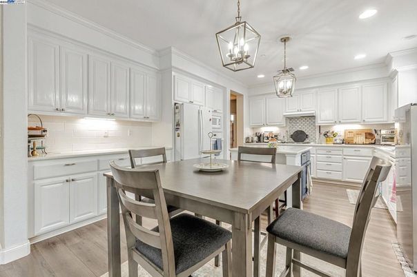 Dining room, Interior, Kitchen, Pendant Lights, Recessed Lighting, Wood Texture Flooring