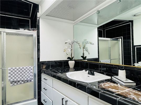 Bathroom, Interior, Tile Countertops
